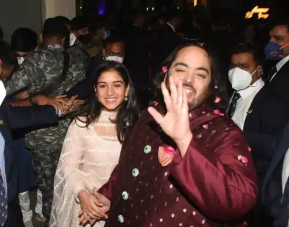 Radhika Merchant and Anant Ambani being welcomed at Antilia after their Roka ceremony