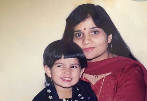Kashmira Pardeshi's childhood photo with her mother
